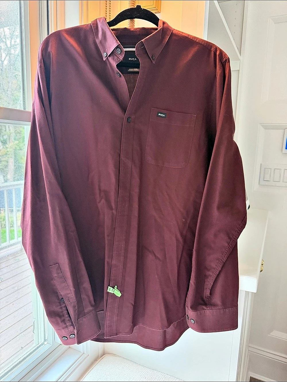 RVCA Slim Fit Button-Down Shirt Button-Down Shirt in Burgundy Size XL Like New